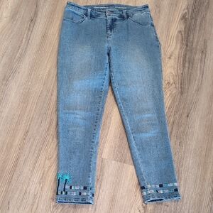Chico's Blue Cropped Jeans with Embroidered Detail Size 0 (Women's 4)